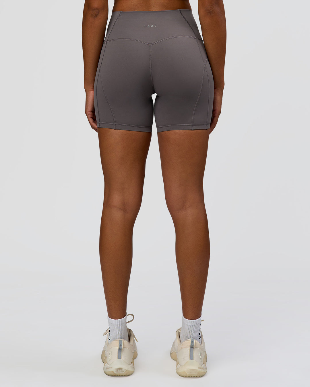 Woman wearing Bend High-Rise 4" Short - Duskstone | Model:Rosie | Size:S