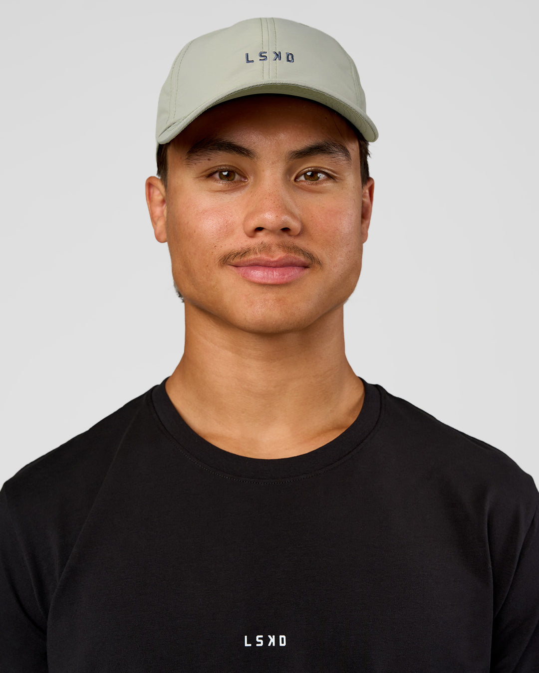 Man wearing Train Cap - Alloy