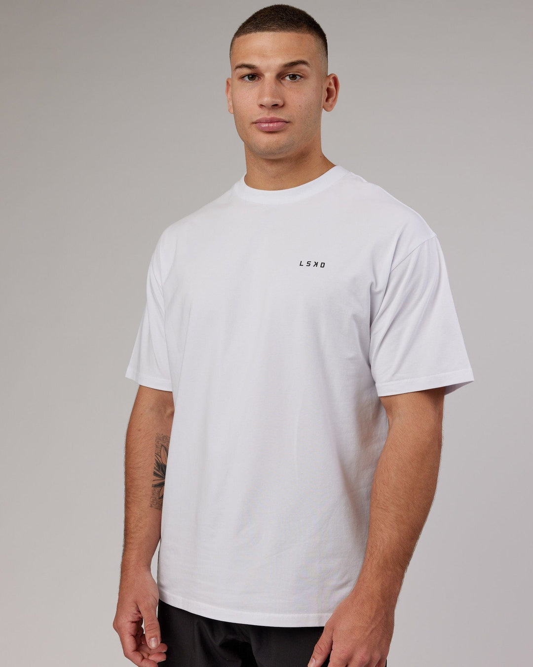 Man wearing Unisex VS6 FLXCotton Tee Oversize - White-Black