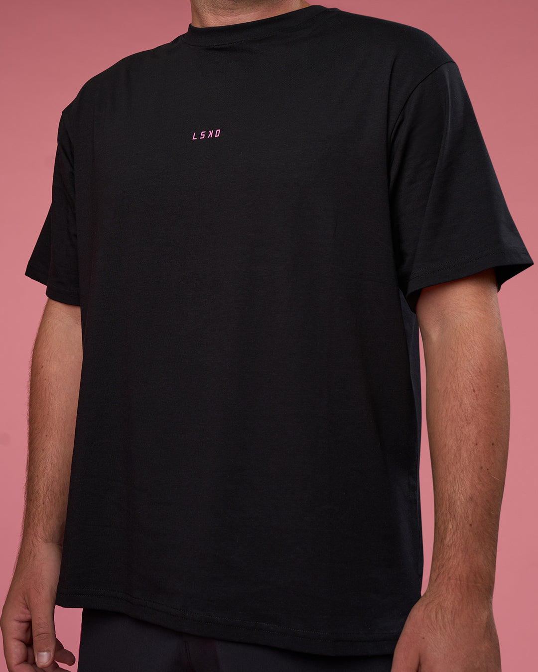 Man wearing BCAM FLXCotton Oversized Tee - Black-Ultra Pink | Model:Fletcher | Size:XL