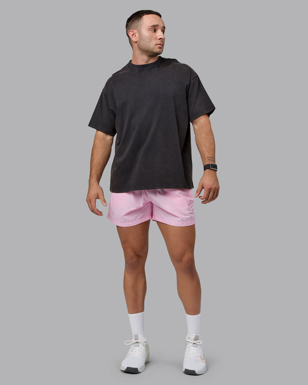Man wearing Classic 5&quot; Shorts - Pale Pink