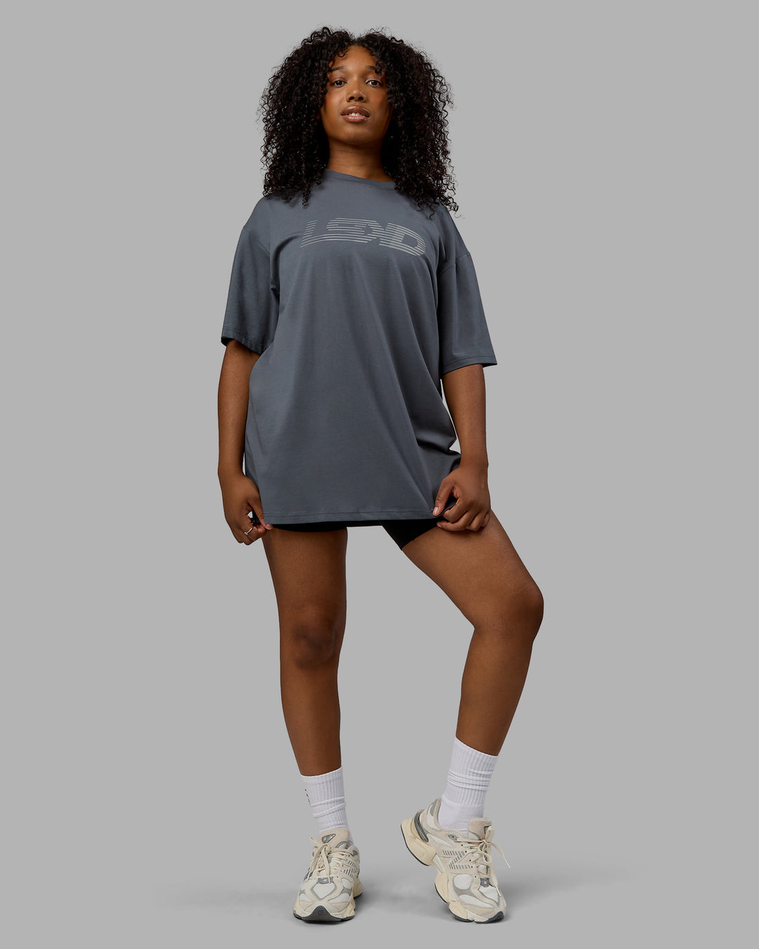Woman wearing Unisex Motion FLXCotton Tee Oversize - Turbulence-Metallic Silver