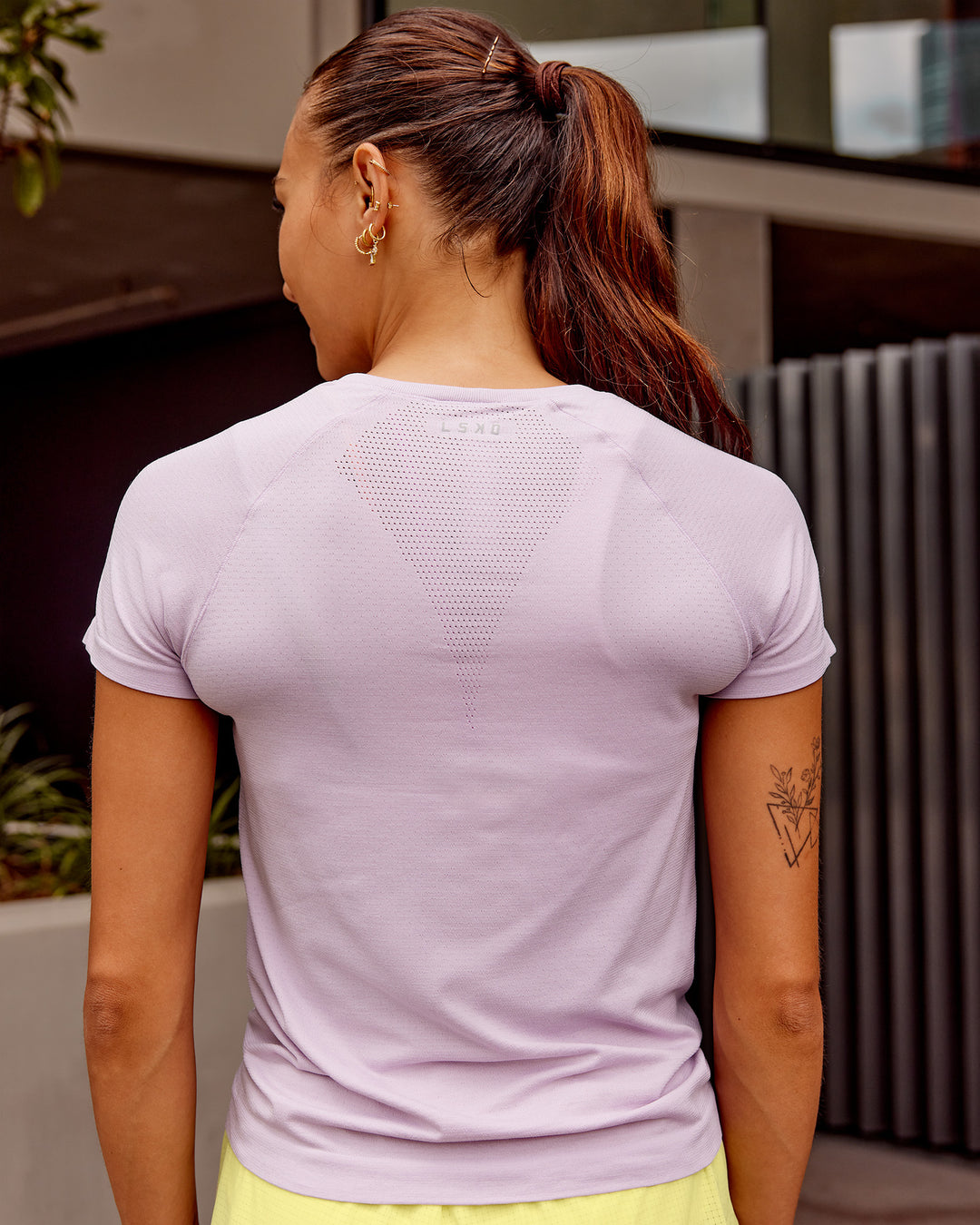 Woman wearing AeroFLX+ Seamless Tee - Fair Orchid/Fair Orchid | Model:Steph | Size:XS