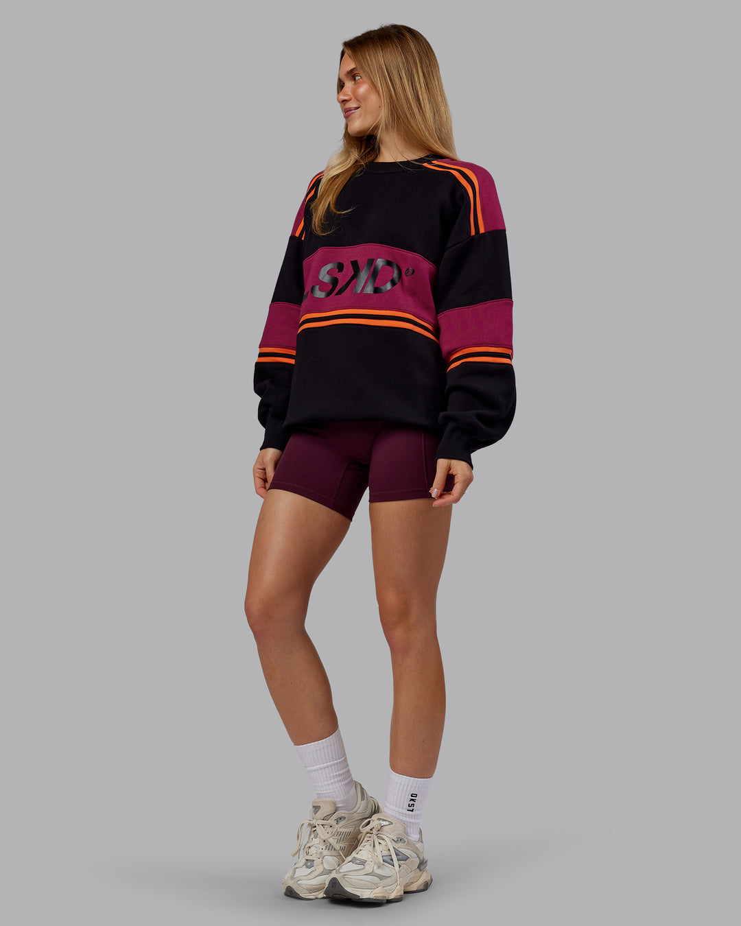 Woman wearing A-Team Sweater Oversize - Black-Plum Berry | Model:Emilie | Size:XS