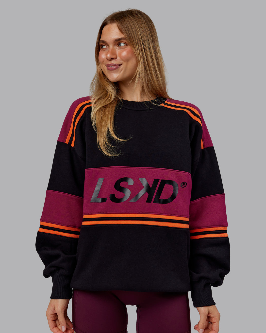 Woman wearing A-Team Sweater Oversize - Black-Plum Berry | Model:Emilie | Size:XS