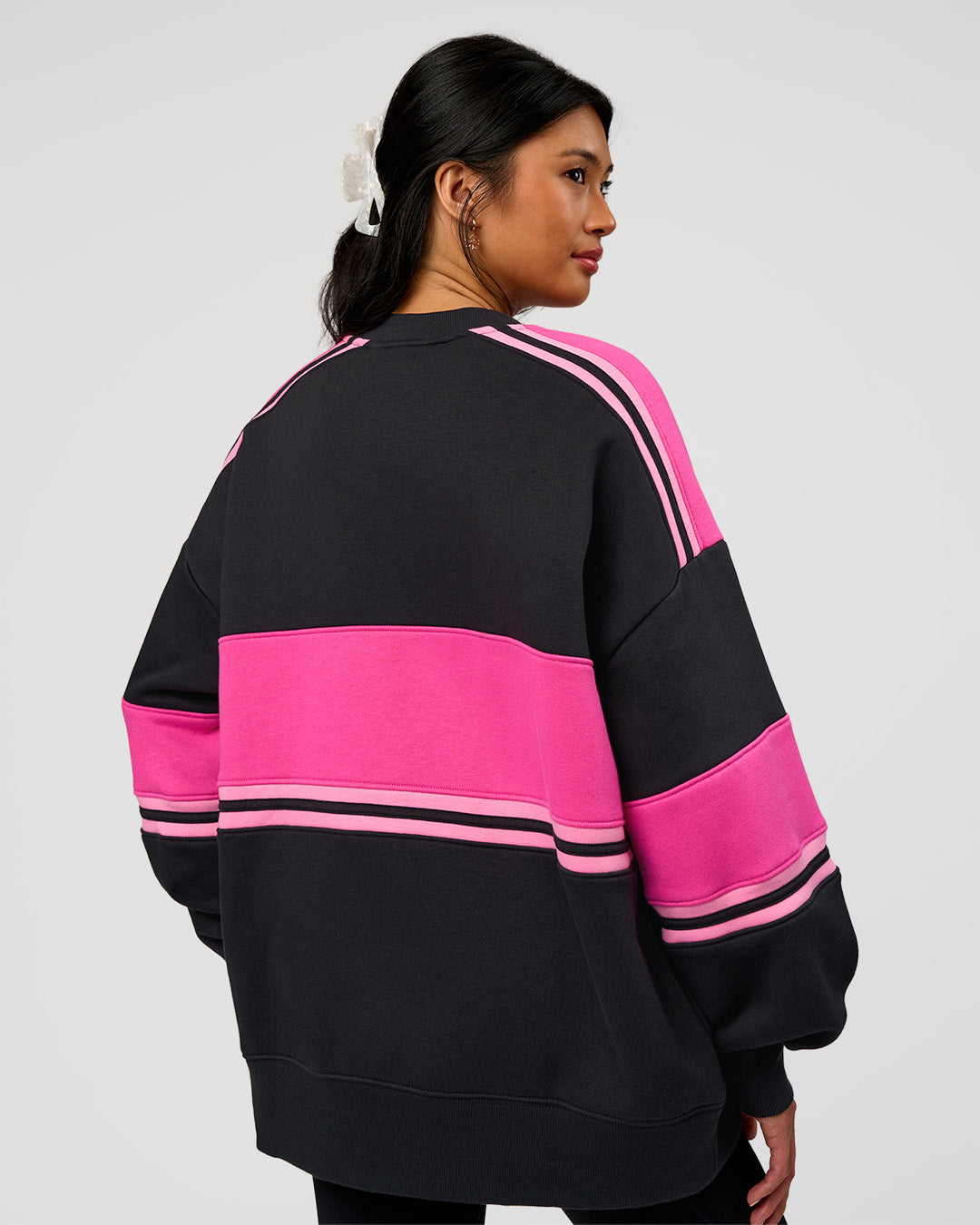 Woman wearing A-Team Sweater Oversize - Caviar-Ultra Pink-Candy Pink | Model:Loren | Size:XS