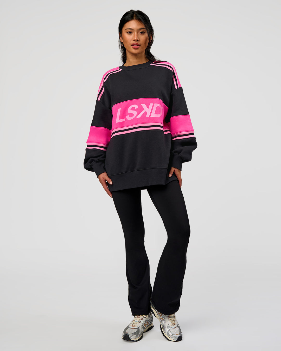 Woman wearing A-Team Sweater Oversize - Caviar-Ultra Pink-Candy Pink | Model:Loren | Size:XS