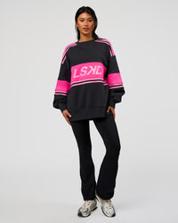 Woman wearing A-Team Sweater Oversize - Caviar-Ultra Pink-Candy Pink | Model:Loren | Size:XS