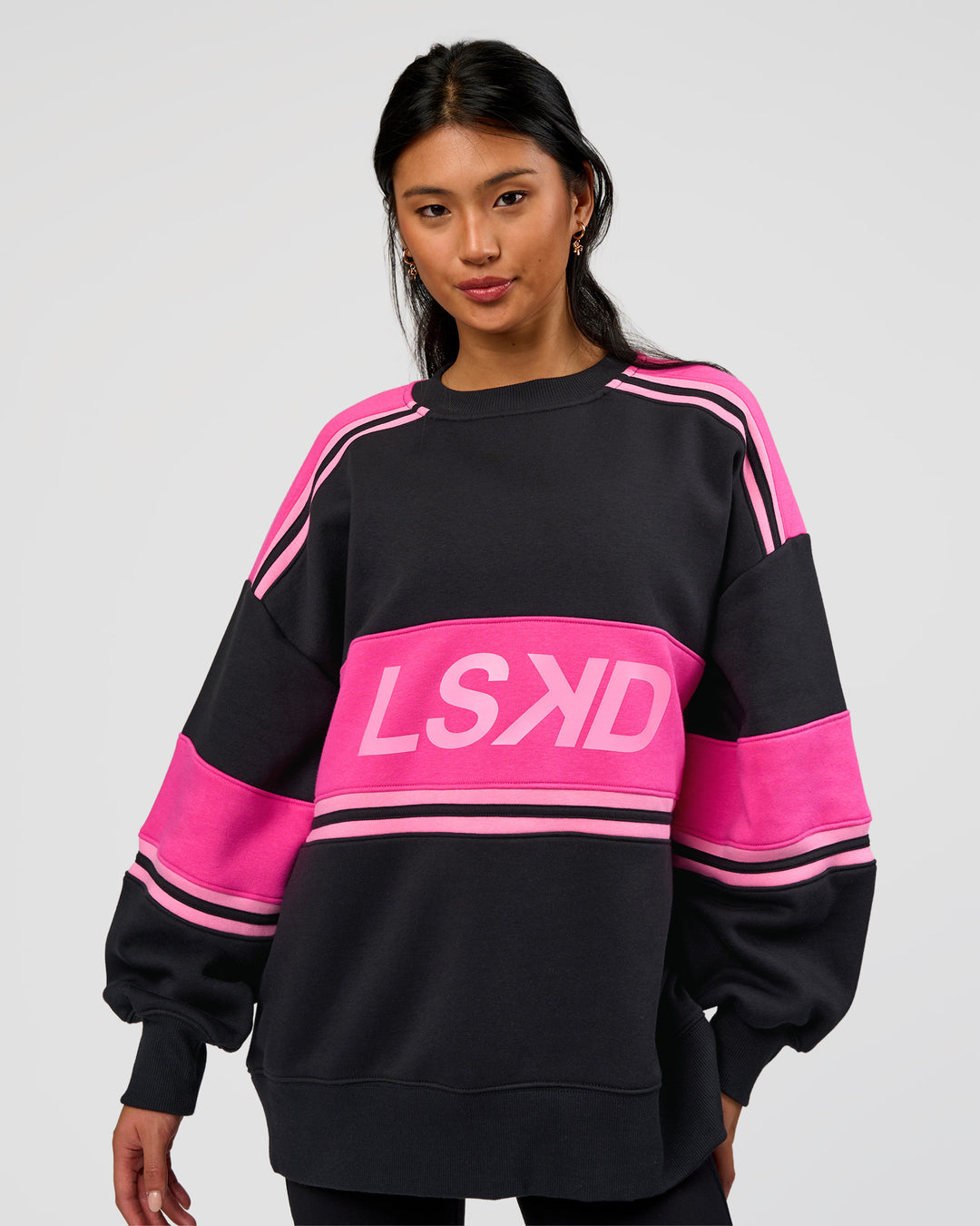 Woman wearing A-Team Sweater Oversize - Caviar-Ultra Pink-Candy Pink | Model:Loren | Size:XS