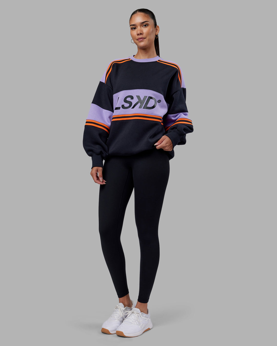 Woman wearing A-Team Sweater Oversize - Caviar-Violet Ray | Model:Rhiley | Size:XS