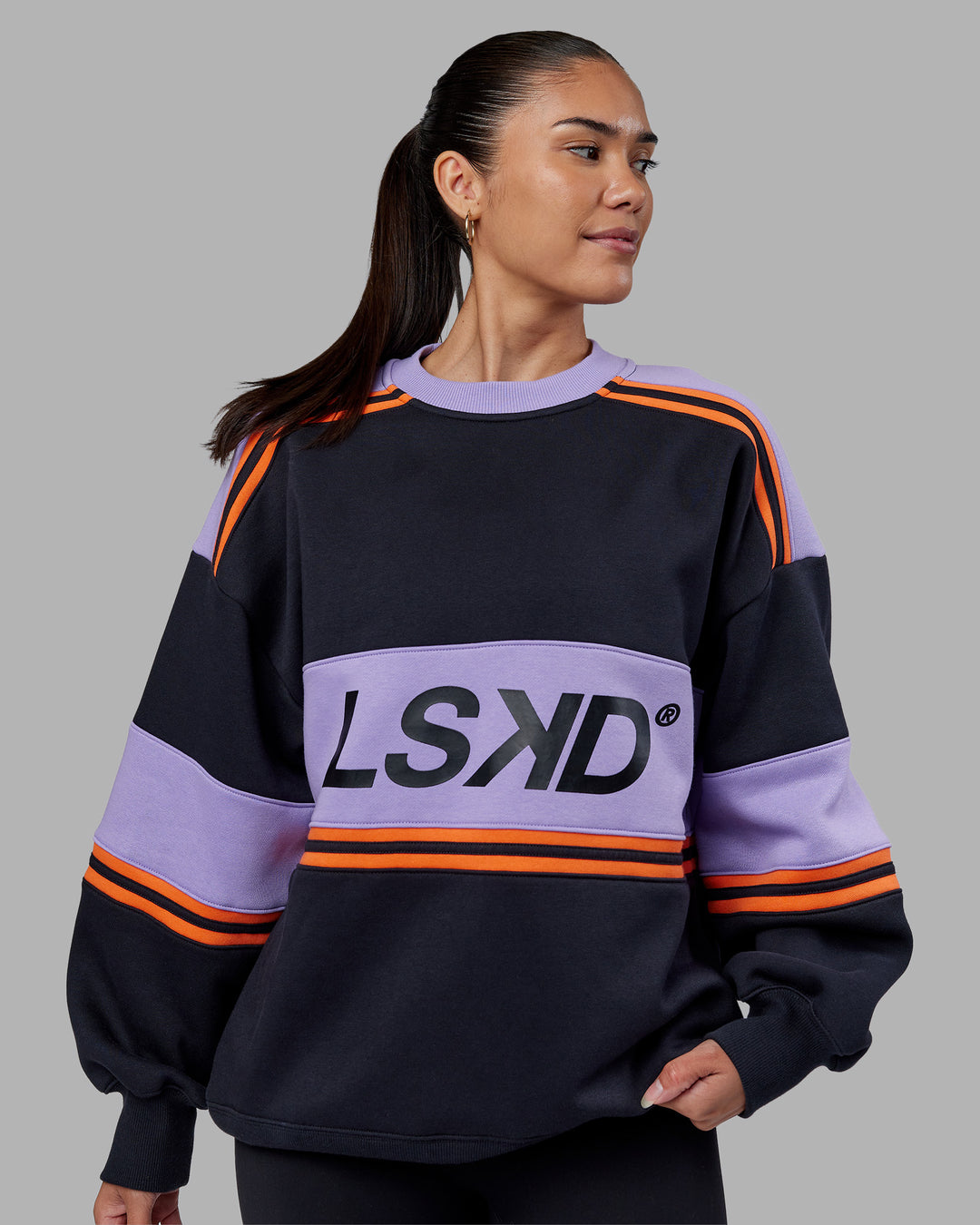 Woman wearing A-Team Sweater Oversize - Caviar-Violet Ray | Model:Rhiley | Size:XS