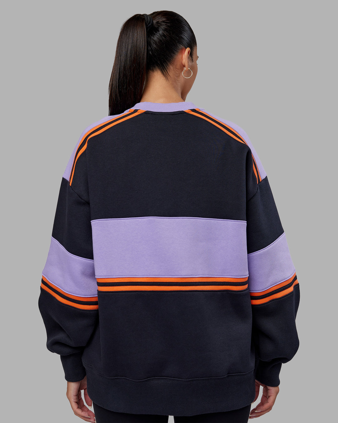 Woman wearing A-Team Sweater Oversize - Caviar-Violet Ray | Model:Rhiley | Size:XS