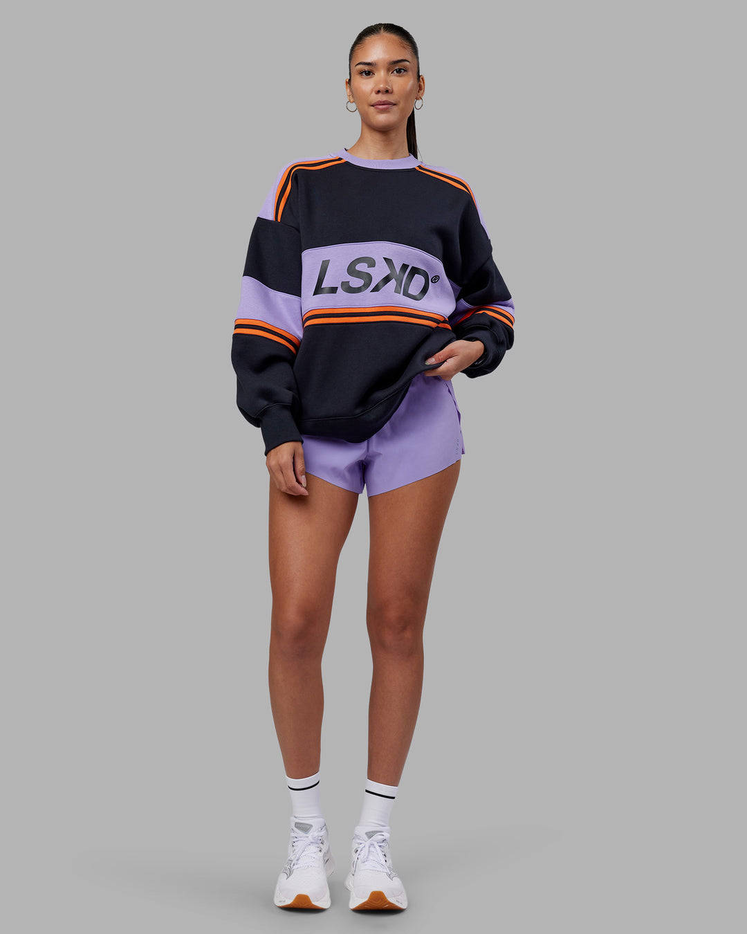 Woman wearing A-Team Sweater Oversize - Caviar-Violet Ray | Model:Rhiley | Size:XS
