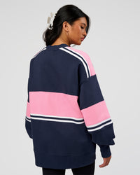 Woman wearing A-Team Sweater Oversize - Future Navy-Candy Pink | Model:Loren | Size:XS