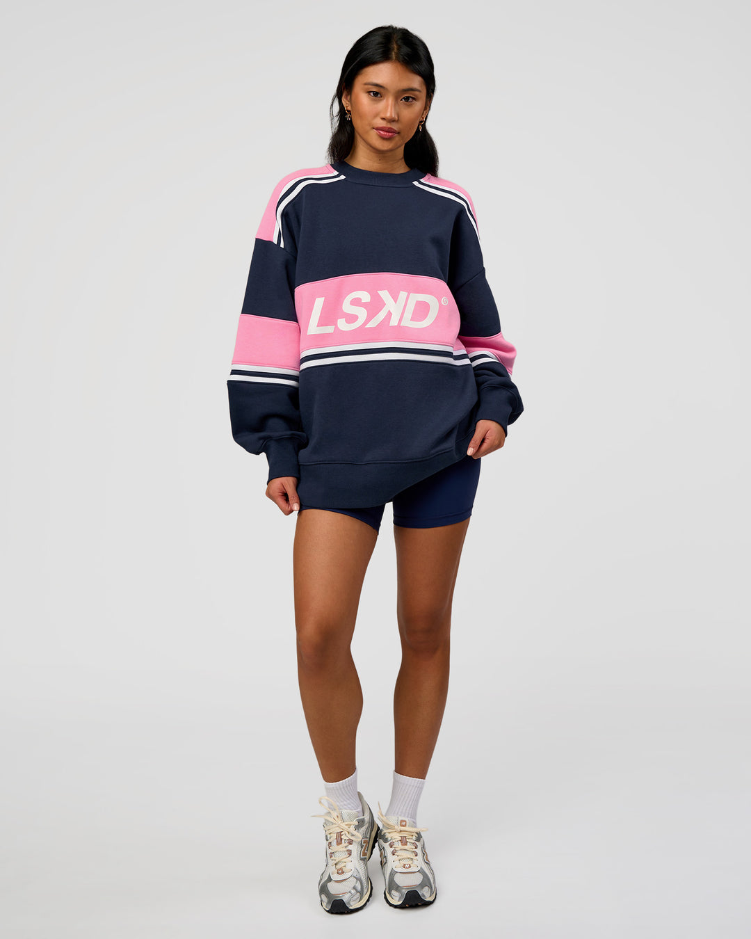 Woman wearing A-Team Sweater Oversize - Future Navy-Candy Pink | Model:Loren | Size:XS