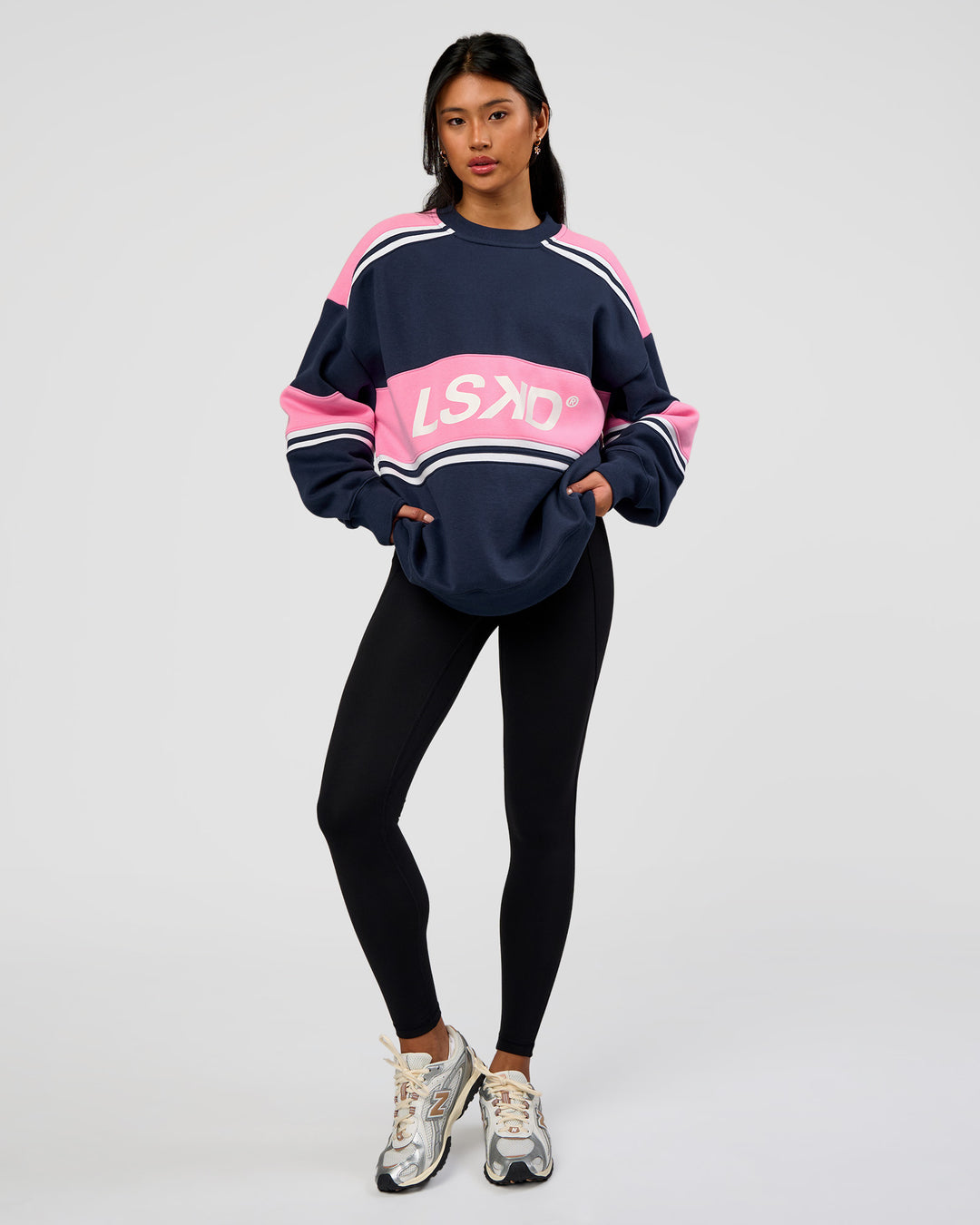 Woman wearing A-Team Sweater Oversize - Future Navy-Candy Pink | Model:Loren | Size:XS