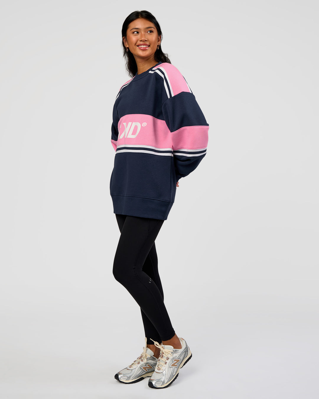 Woman wearing A-Team Sweater Oversize - Future Navy-Candy Pink | Model:Loren | Size:XS