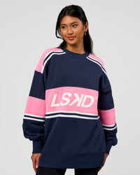 Woman wearing A-Team Sweater Oversize - Future Navy-Candy Pink | Model:Loren | Size:XS