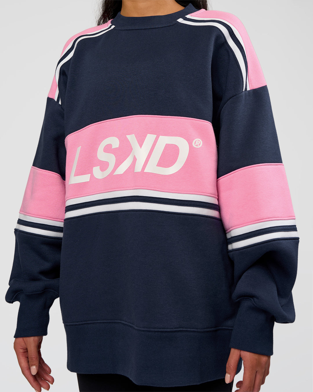 Woman wearing A-Team Sweater Oversize - Future Navy-Candy Pink | Model:Loren | Size:XS