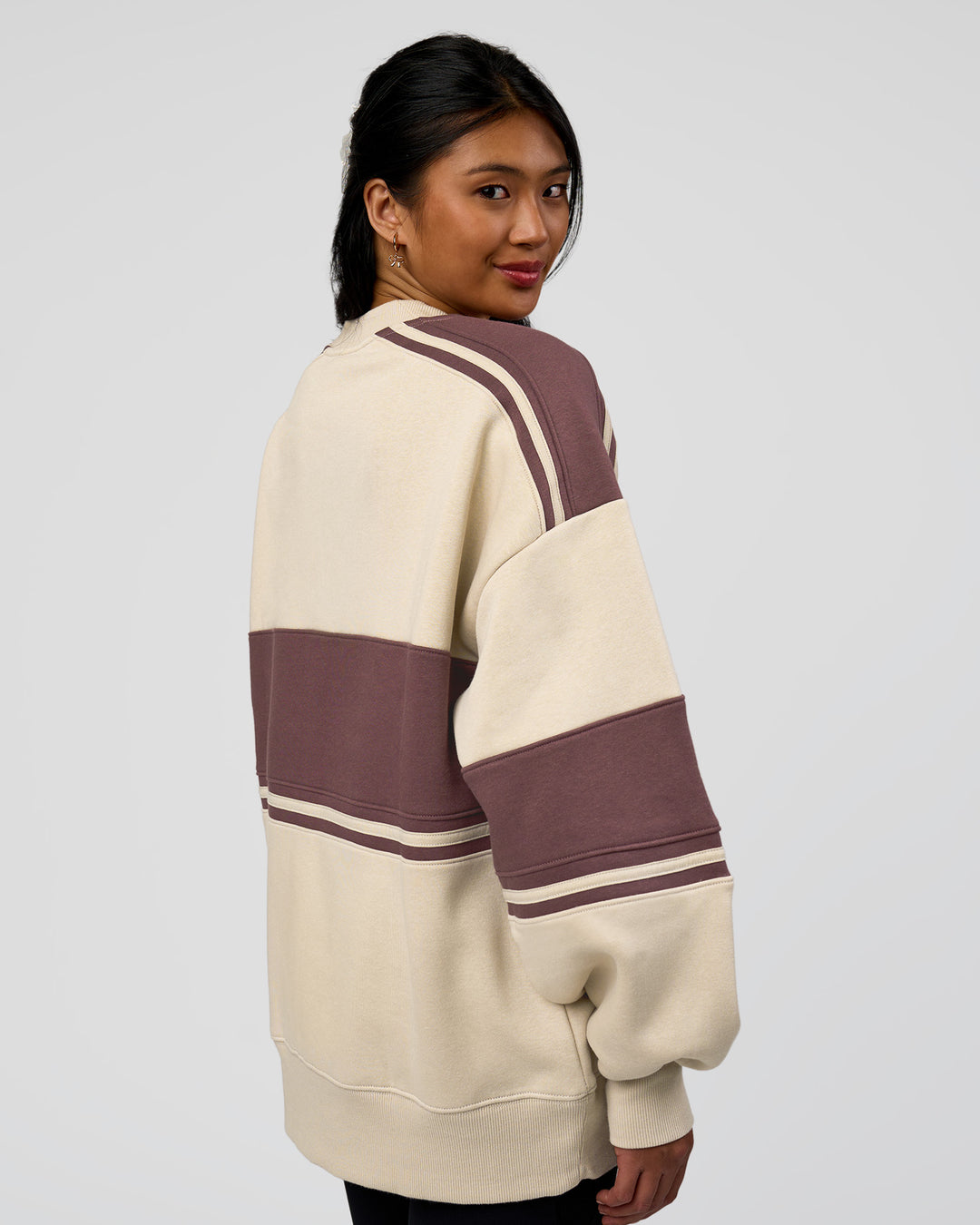 Woman wearing A-Team Sweater Oversize - Shale Beige-Cocoa Powder | Model:Loren | Size:XS