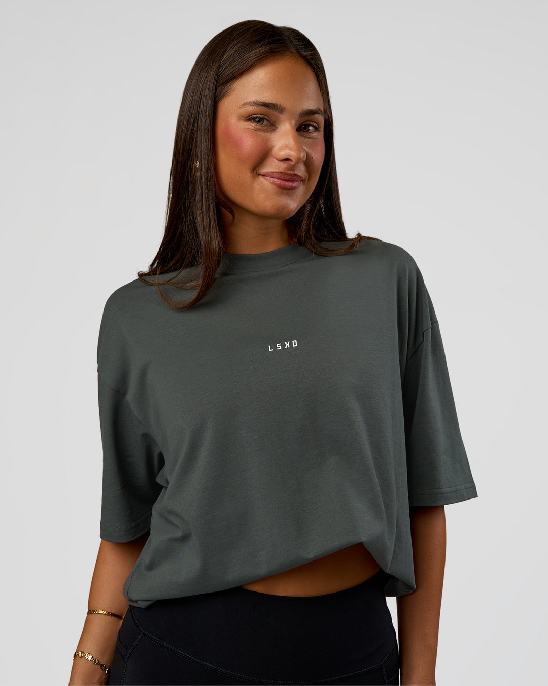 Woman wearing Abstract Haze FLXCotton Tee - Carbon Green-Cantaloupe | Model:Bianca | Size:XS - view 5