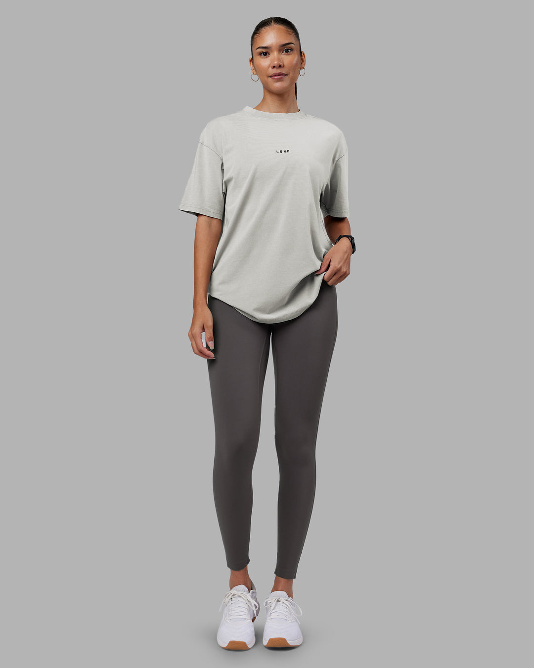 Woman wearing Be Yourself FLXCotton Tee Oversize - Circular Grey Washed-Violet | Model:Rhiley | Size:XS