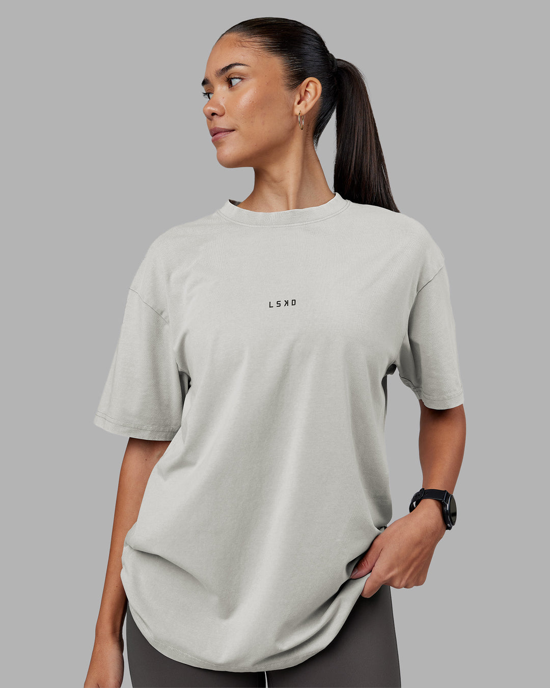 Woman wearing Be Yourself FLXCotton Tee Oversize - Circular Grey Washed-Violet | Model:Rhiley | Size:XS