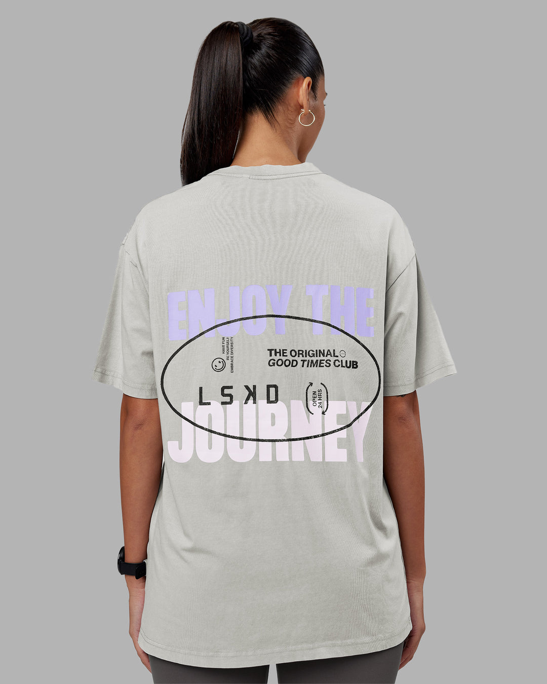 Woman wearing Be Yourself FLXCotton Tee Oversize - Circular Grey Washed-Violet | Model:Rhiley | Size:XS