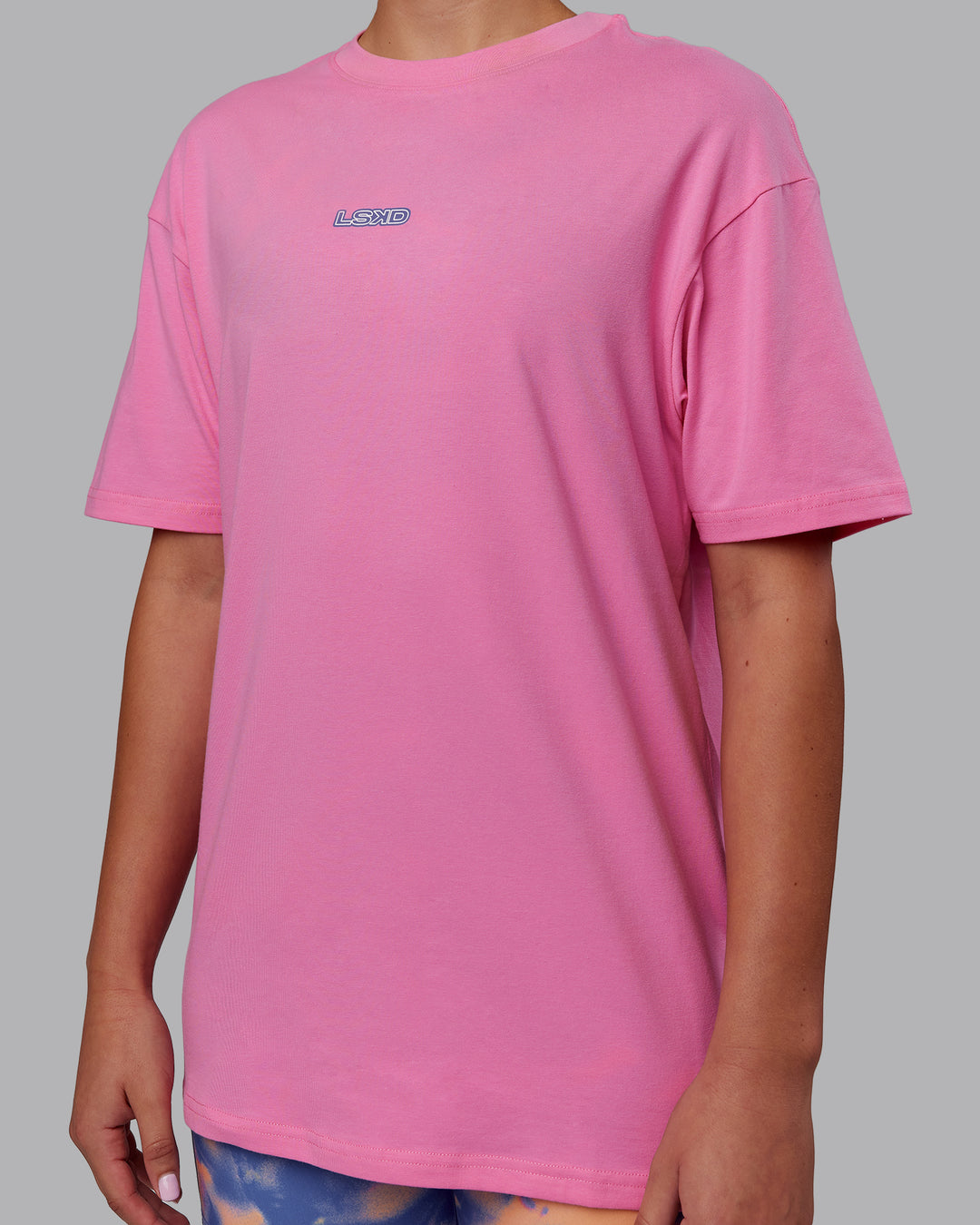 Woman wearing CFT BNE 25 FLXCotton Oversized Tee - Candy Pink-Purple Opulence | Model:Charlize | Size:XS