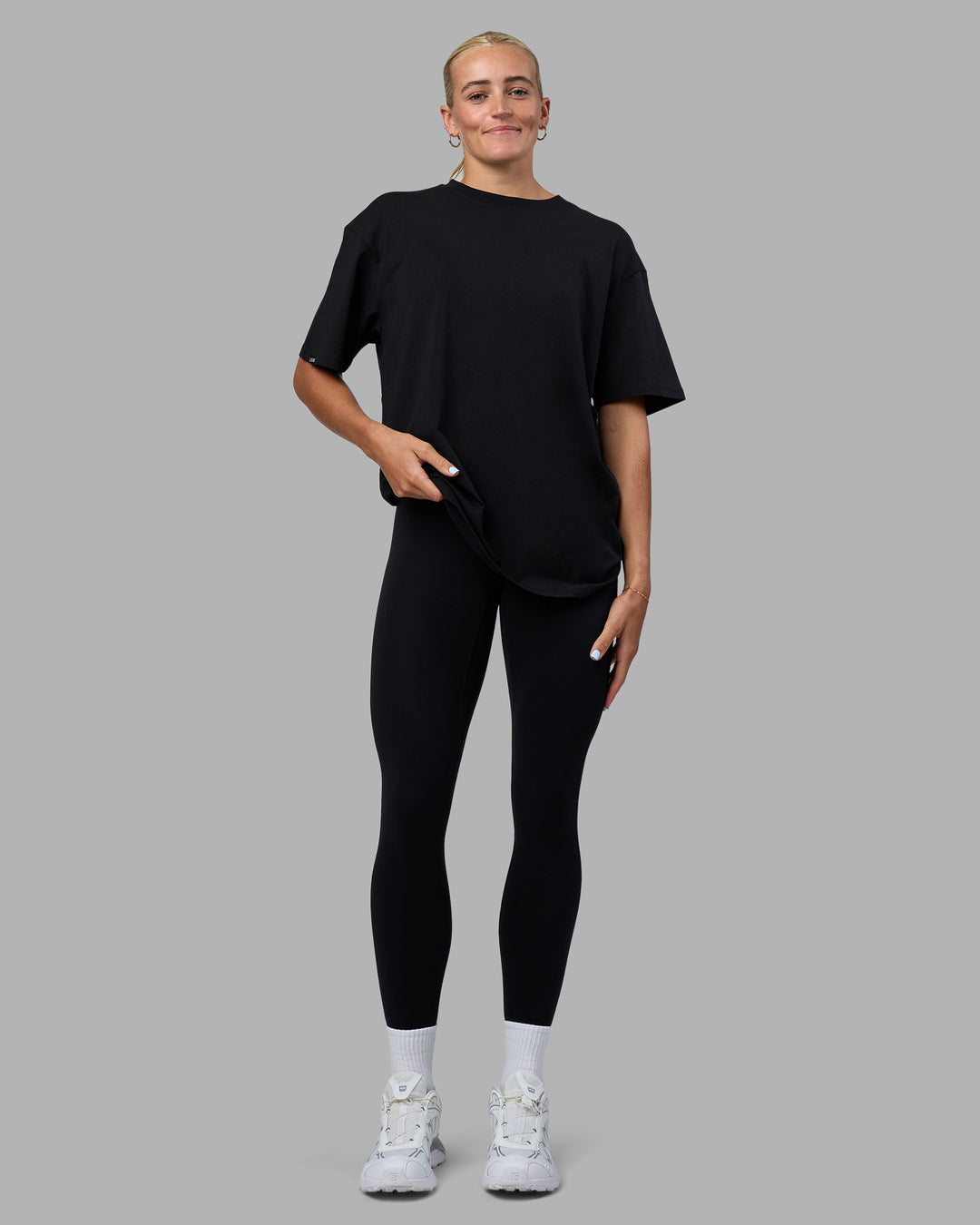 Woman wearing Easy FLXCotton Tee Oversize - Black | Model:Katie | Size:XS - view 9