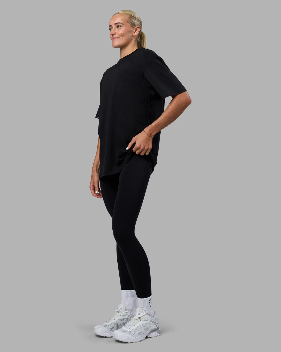 Woman wearing Easy FLXCotton Tee Oversize - Black | Model:Katie | Size:XS - view 5