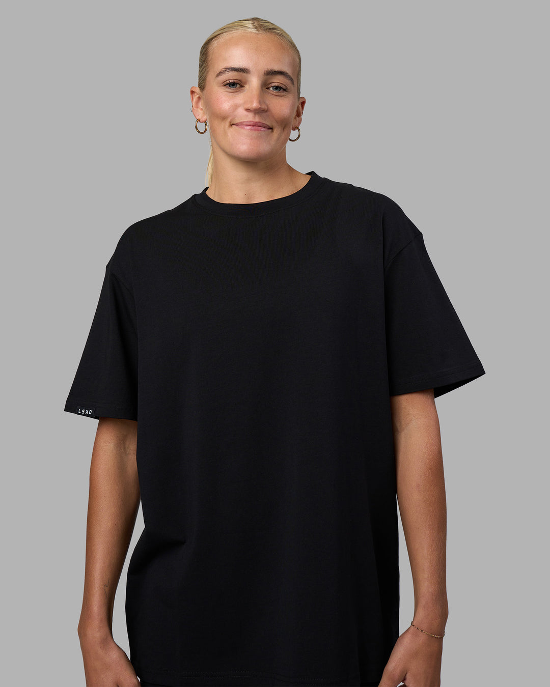 Woman wearing Easy FLXCotton Tee Oversize - Black | Model:Katie | Size:XS - view 3