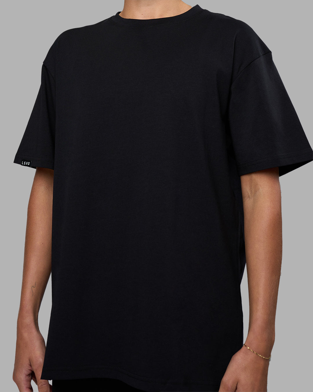Woman wearing Easy FLXCotton Tee Oversize - Black | Model:Katie | Size:XS - view 7