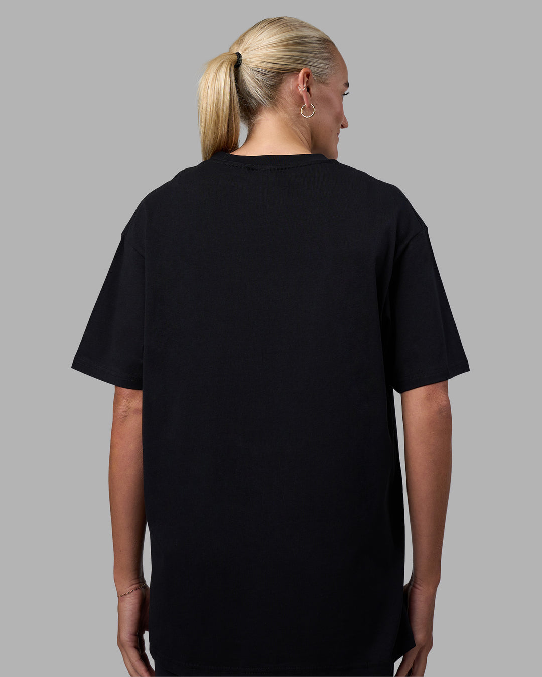 Woman wearing Easy FLXCotton Tee Oversize - Black | Model:Katie | Size:XS - view 11