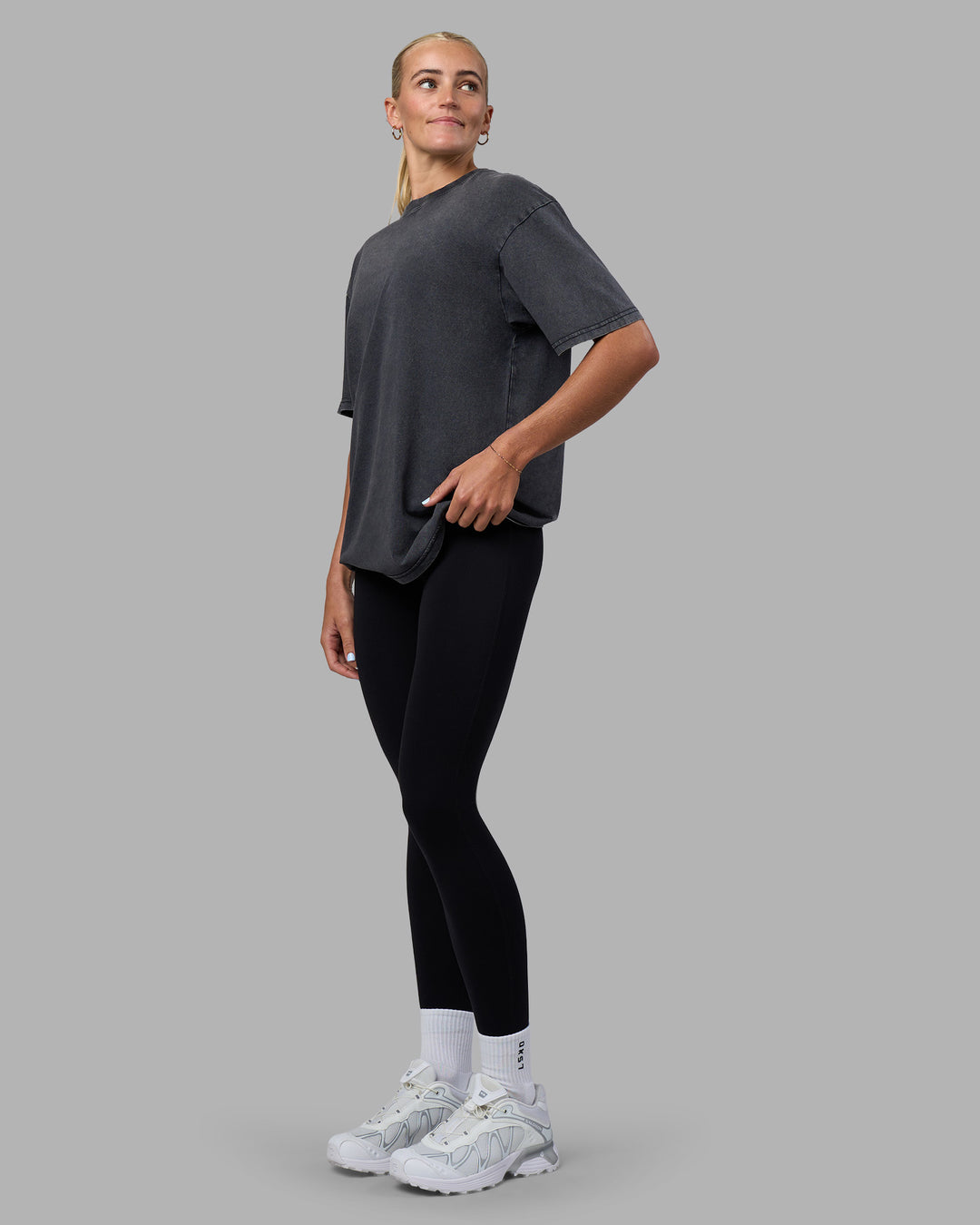 Woman wearing Easy FLXCotton Tee Oversize - Black Washed | Model:Katie | Size:XS - view 11