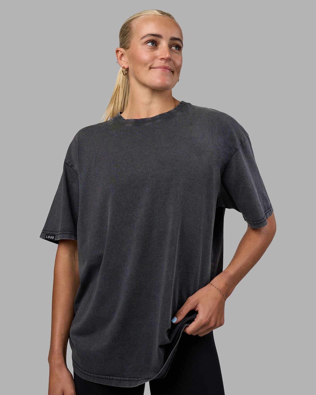 Woman wearing Easy FLXCotton Tee Oversize - Black Washed | Model:Katie | Size:XS - view 2