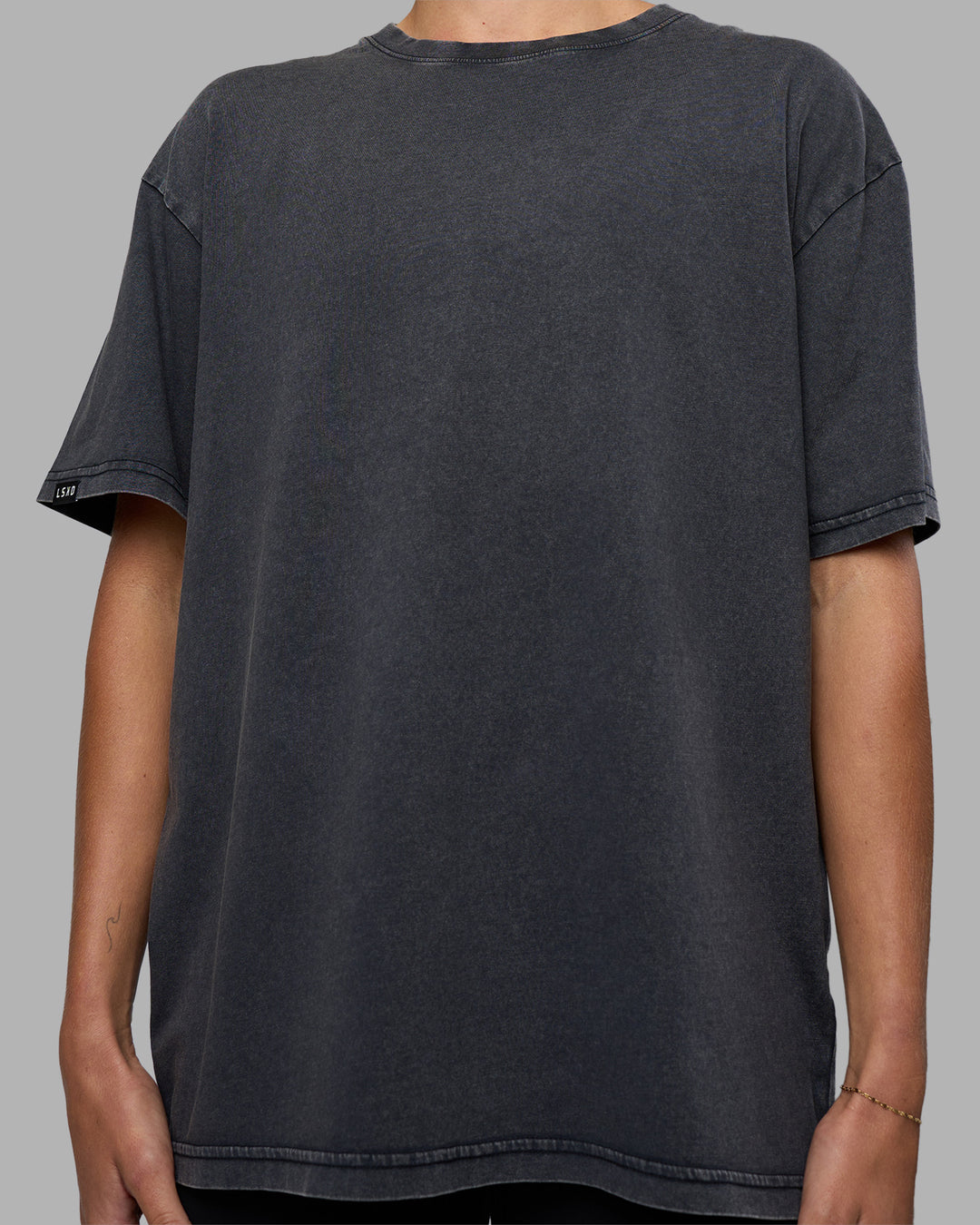 Woman wearing Easy FLXCotton Tee Oversize - Black Washed | Model:Katie | Size:XS - view 8