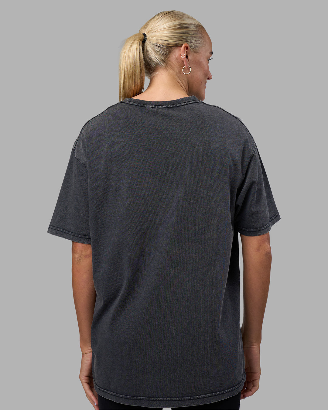 Woman wearing Easy FLXCotton Tee Oversize - Black Washed | Model:Katie | Size:XS - view 7