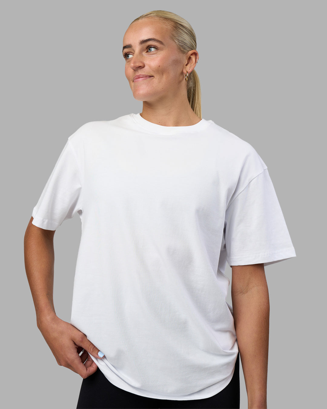 Woman wearing Easy FLXCotton Tee Oversize - White | Model:Katie | Size:XS - view 2