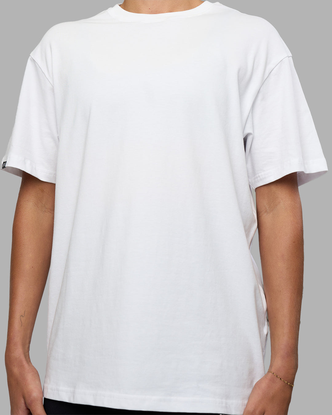Woman wearing Easy FLXCotton Tee Oversize - White | Model:Katie | Size:XS - view 11