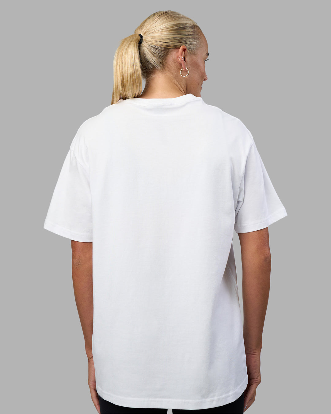 Woman wearing Easy FLXCotton Tee Oversize - White | Model:Katie | Size:XS - view 4