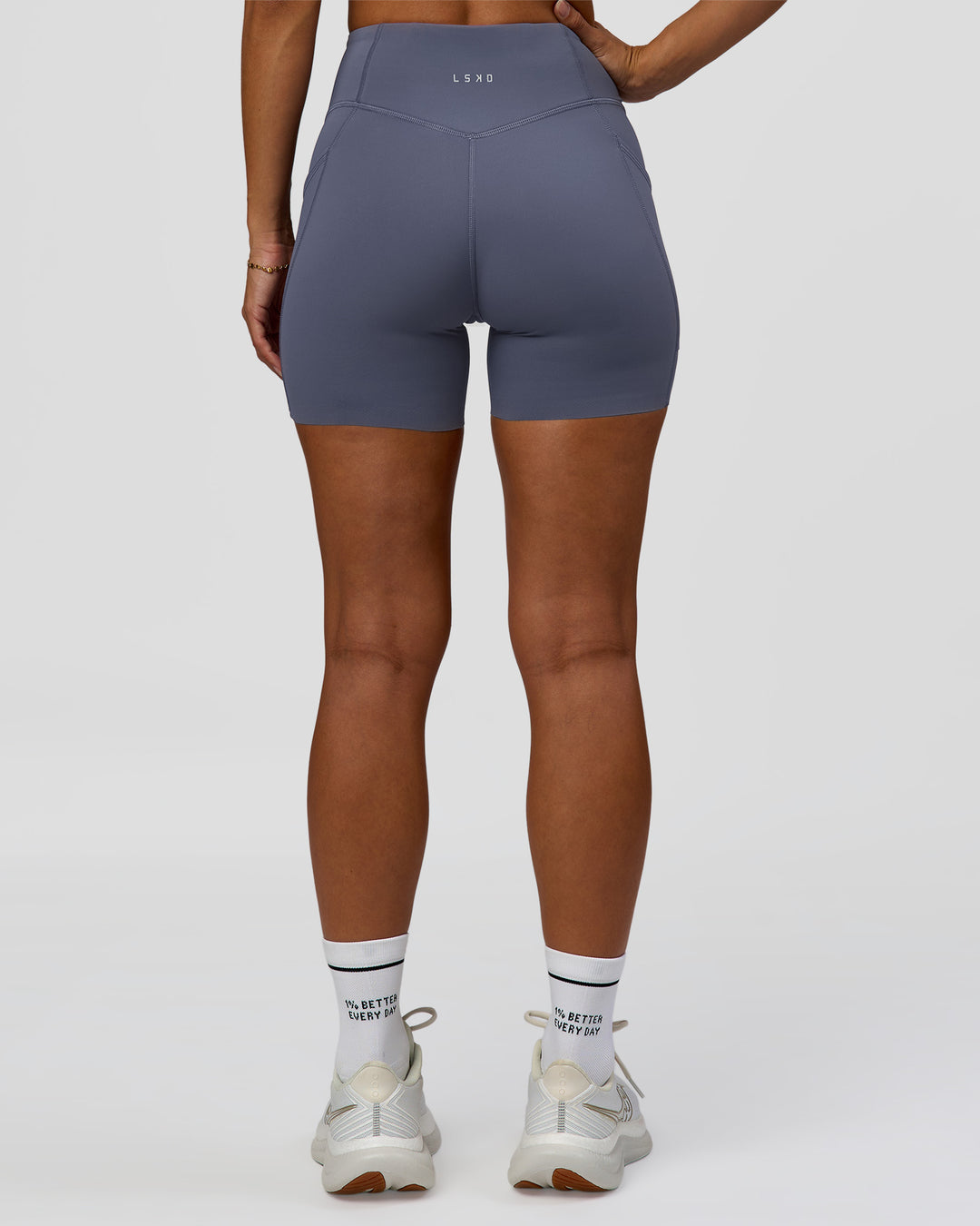 Woman wearing Elite Run High-Rise 5" Short Pockets - Night Shadow | Model:Brylee | Size:XS