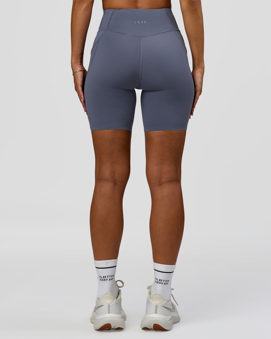 Woman wearing Elite Run High-Rise 7" Short Pockets - Night Shadow | Model:Brylee | Size:XS