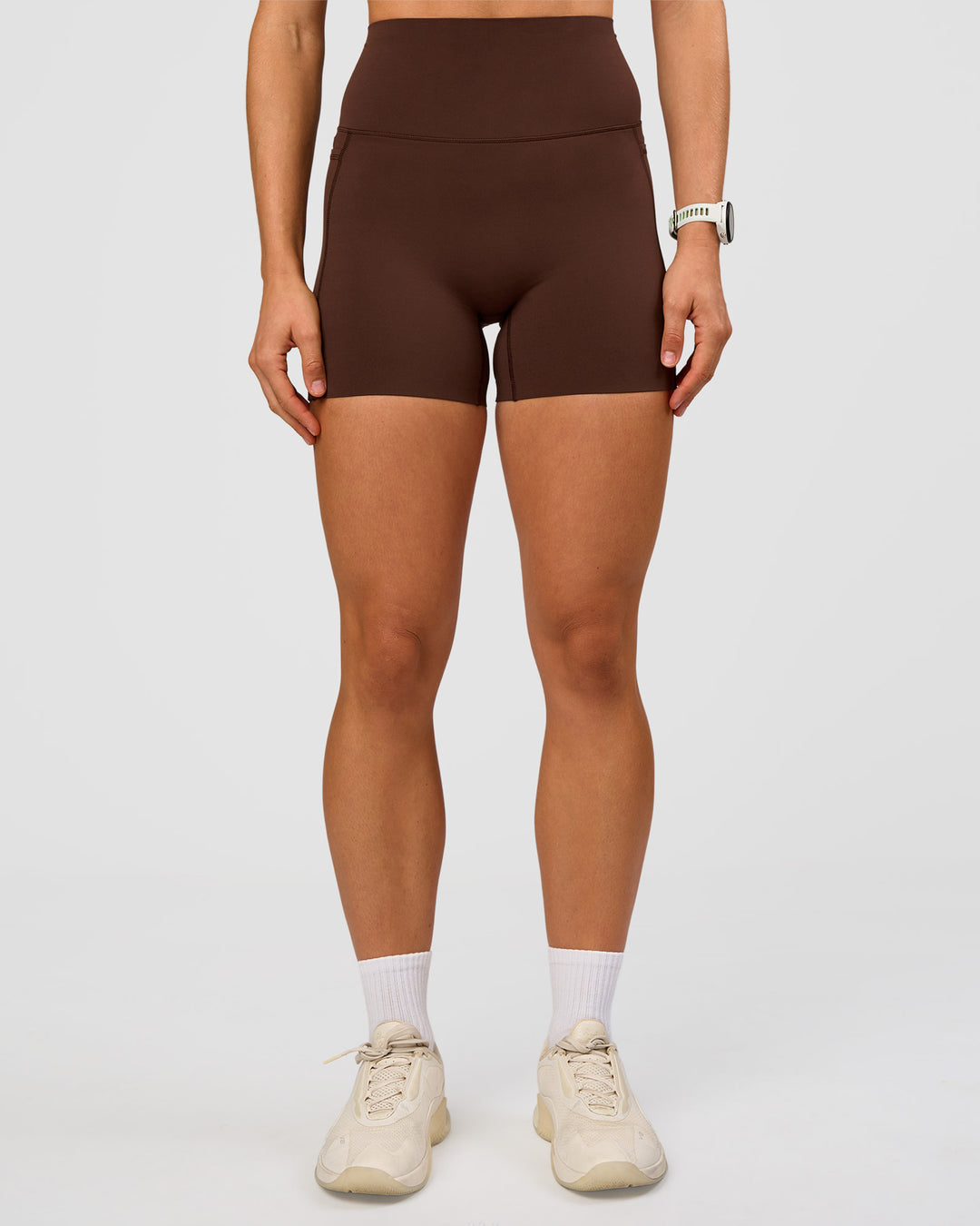 Woman wearing Elixir Ultra High-Rise 4" Short Pockets - Hot Chocolate | Model:Maja | Size:XS