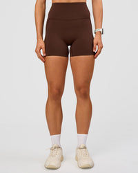 Woman wearing Elixir Ultra High-Rise 4" Short Pockets - Hot Chocolate | Model:Maja | Size:XS