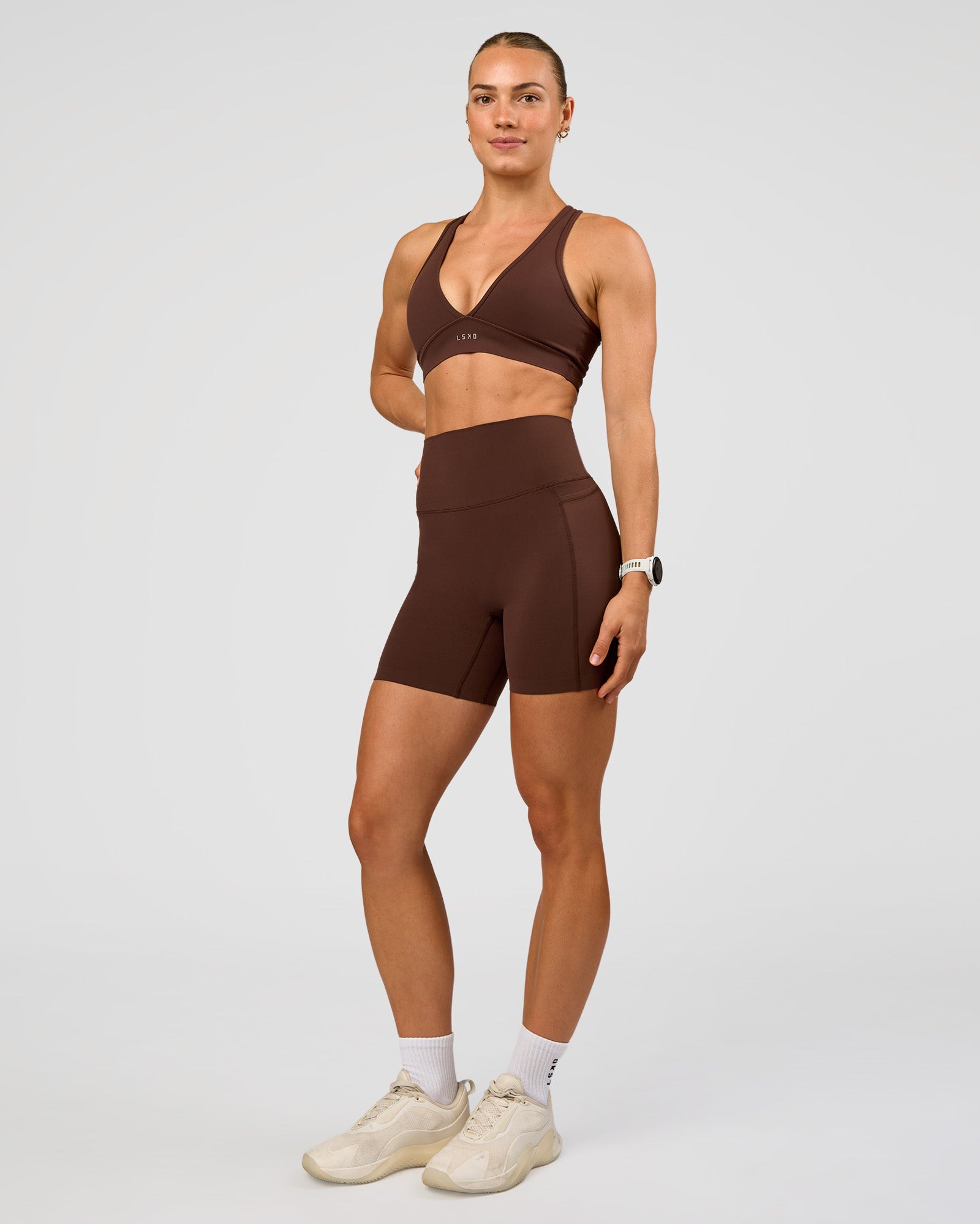Woman wearing Elixir Ultra High-Rise 6” Short Pockets - Hot Chocolate | Model:Maja | Size:XS