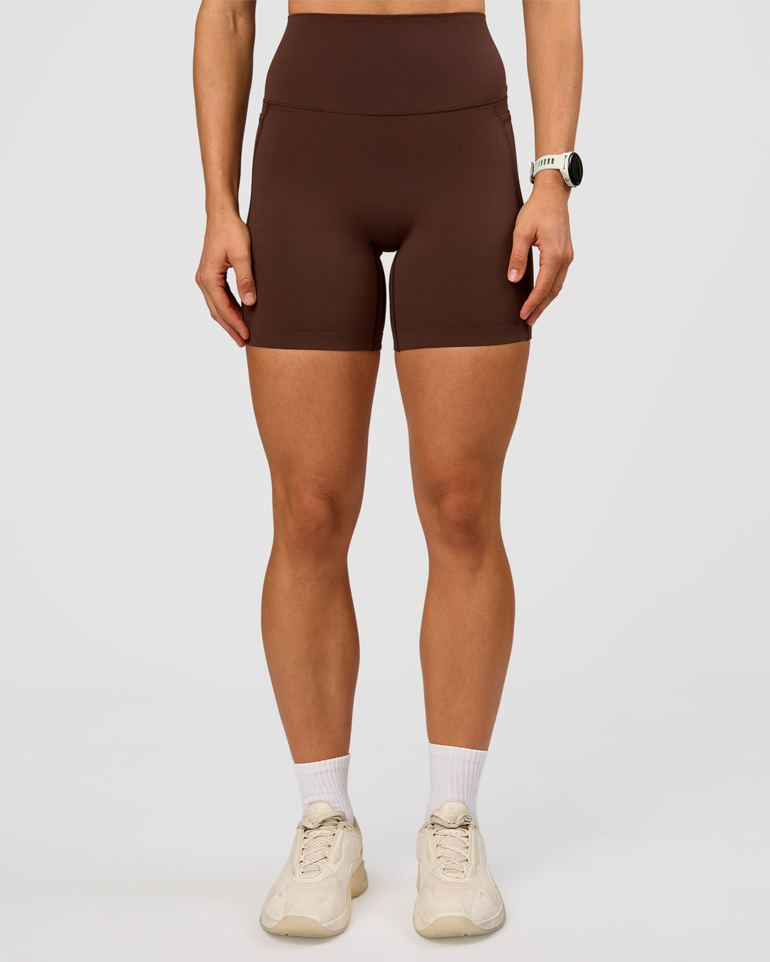 Woman wearing Elixir Ultra High-Rise 6” Short Pockets - Hot Chocolate | Model:Maja | Size:XS