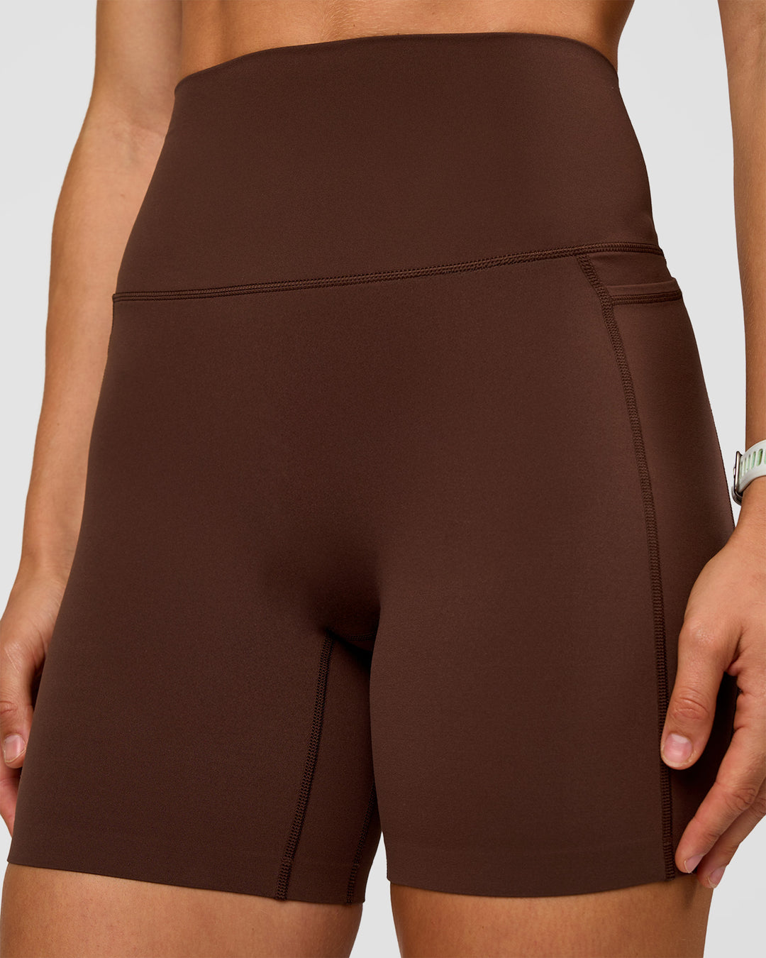 Woman wearing Elixir Ultra High-Rise 6” Short Pockets - Hot Chocolate | Model:Maja | Size:XS