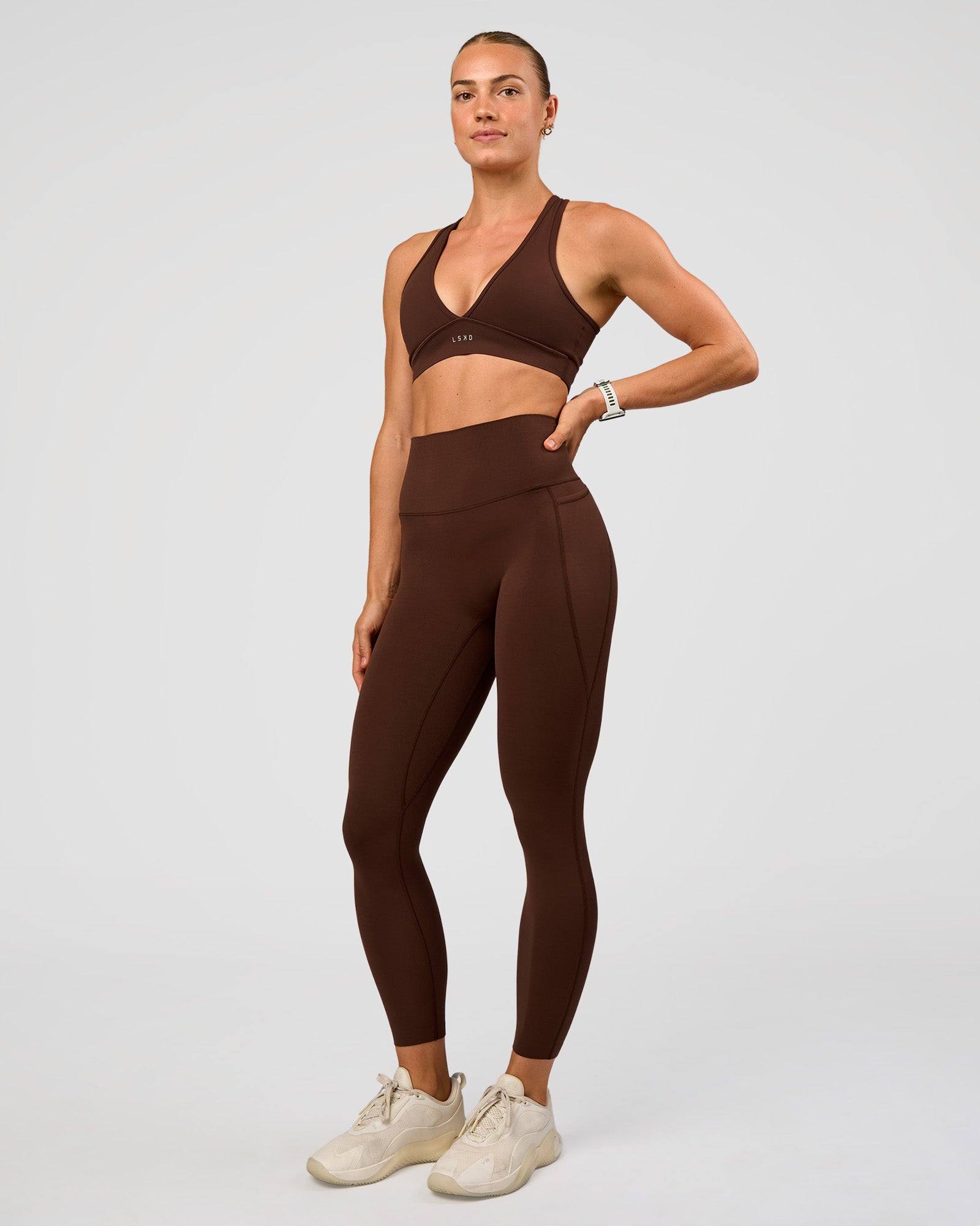 Woman wearing Elixir Ultra High-Rise 7/8 Legging Pockets - Hot Chocolate | Model:Maja | Size:XS