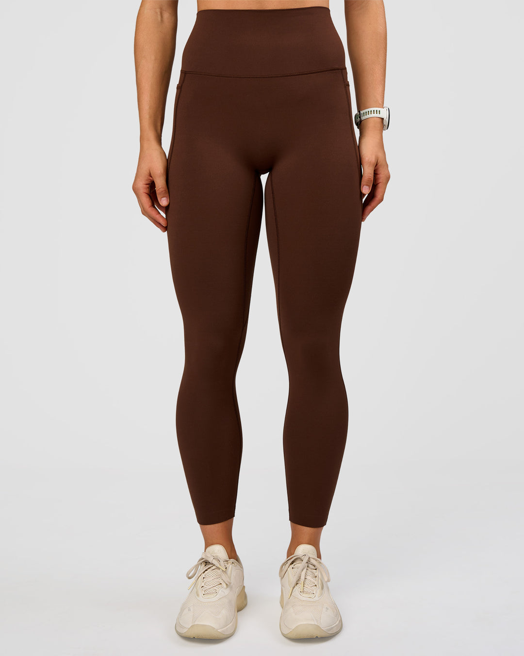 Woman wearing Elixir Ultra High-Rise 7/8 Legging Pockets - Hot Chocolate | Model:Maja | Size:XS